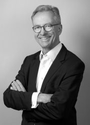 image001 Als Berater bin ich Ihr Begleiter auf Zeit. Ich helfe Ihnen dabei, Handlungsoptionen zu erarbeiten und begleite Sie dabei, die besten davon umzusetzen. Wenn es hilft, berichte ich über eigene Erfahrungen mit vergleichbaren Situationen, um weitere Optionen aufzuzeigen. Mir ist es aber wichtig, dass die Entscheidung für einen bestimmten Weg und die Verantwortung für die Umsetzung immer bei Ihnen bleibt.
Wir begegnen uns auf Augenhöhe auf der Grundlage gegenseitigen Respekts. Wertschätzung und Vertrauen sind wesentlich für eine erfolgreiche Zusammenarbeit. Selbstverständlich bleibt alles unter uns, was wir besprechen.
Als Berater bleibe ich authentisch und entscheide bewusst und gezielt, ob ich Ihnen mit meiner Vorgehensweise helfen kann. Ich gebe ehrliches Feedback und halte die erforderliche professionelle Distanz. Wenn ich die professionelle Distanz nicht gewährleisten kann oder meine Vorgehensweise nicht zu Ihrer Situation passt, werde ich den Auftrag nicht annehmen. Auf meine Zusagen können Sie sich verlassen.
